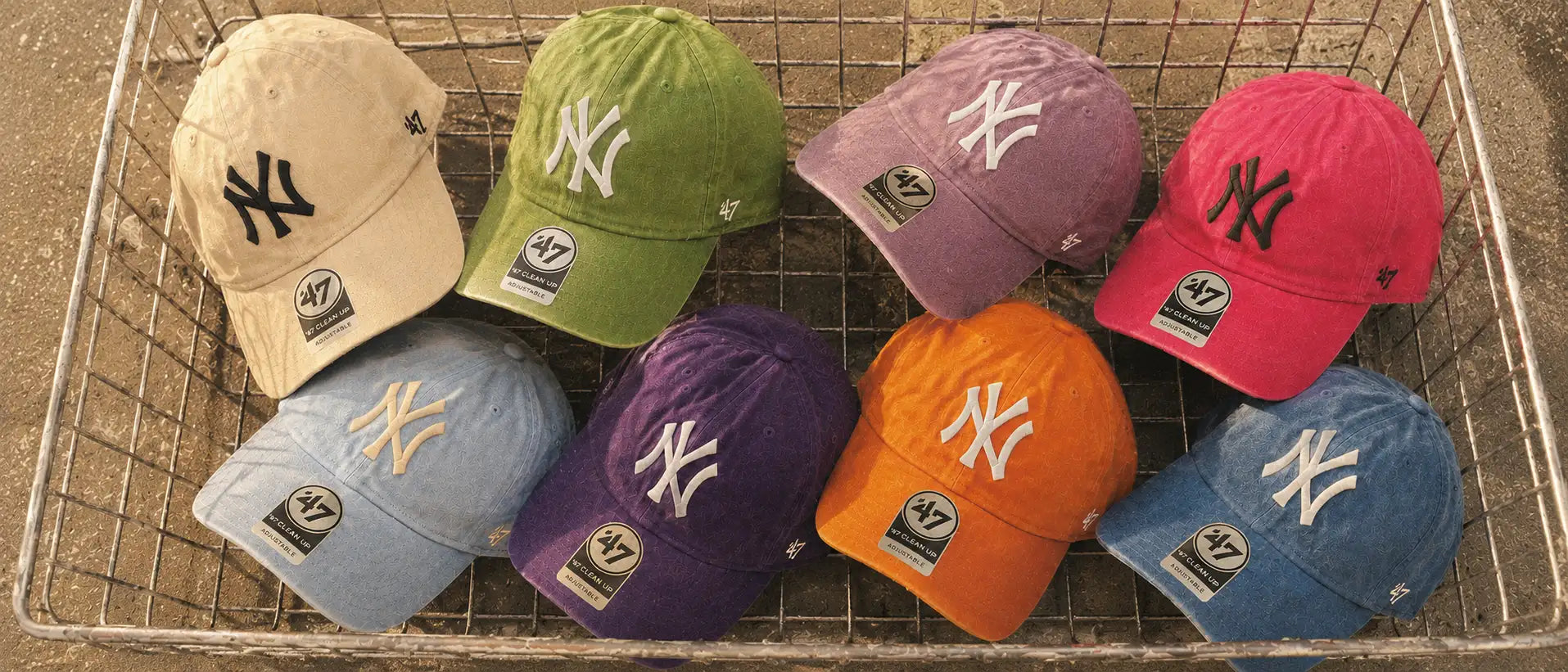 Une collection de casquettes de baseball de marque ’47 colorées mettant en vedette le logo des New York Yankees dans des couleurs contrastées.