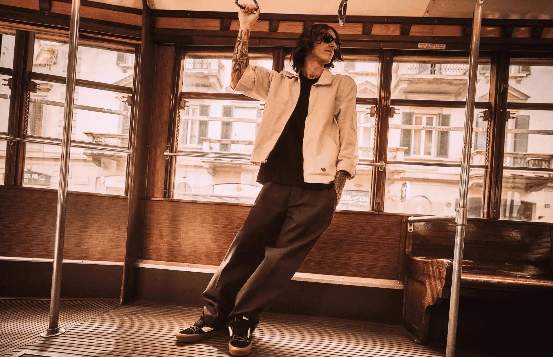 Blouson en cuir crème avec des accents noirs et des détails en zipper.