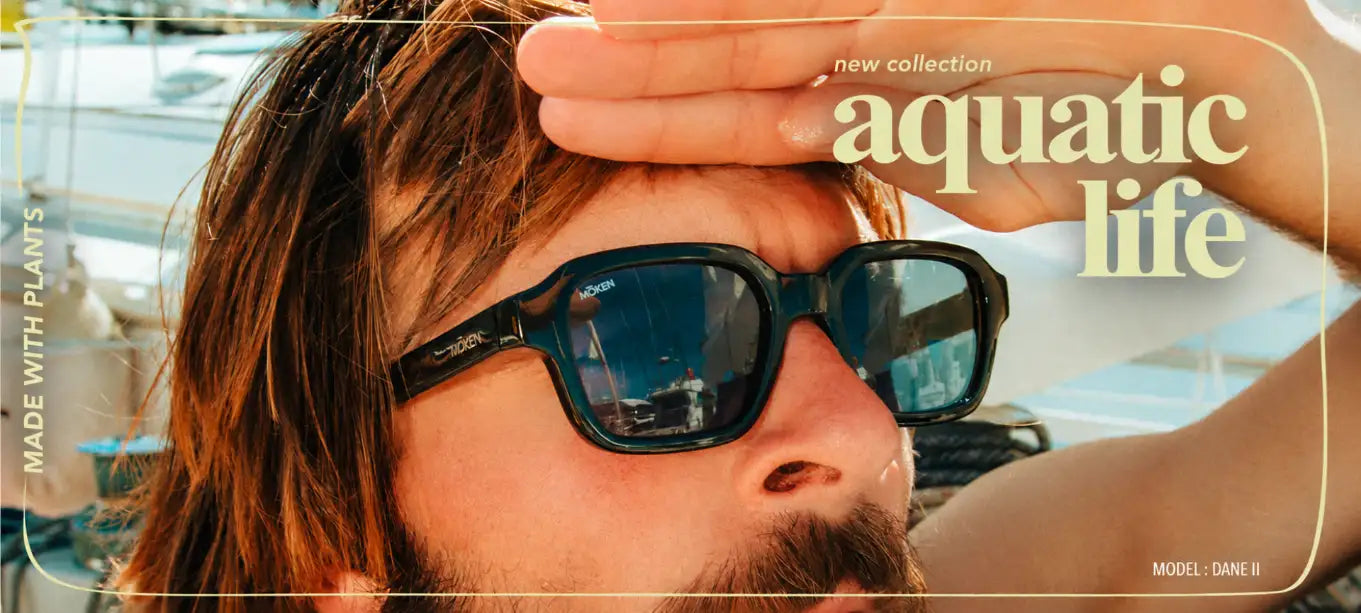 Des lunettes de soleil à monture noire avec des verres bleus réfléchissants, dotées d’un design élégant et moderne.