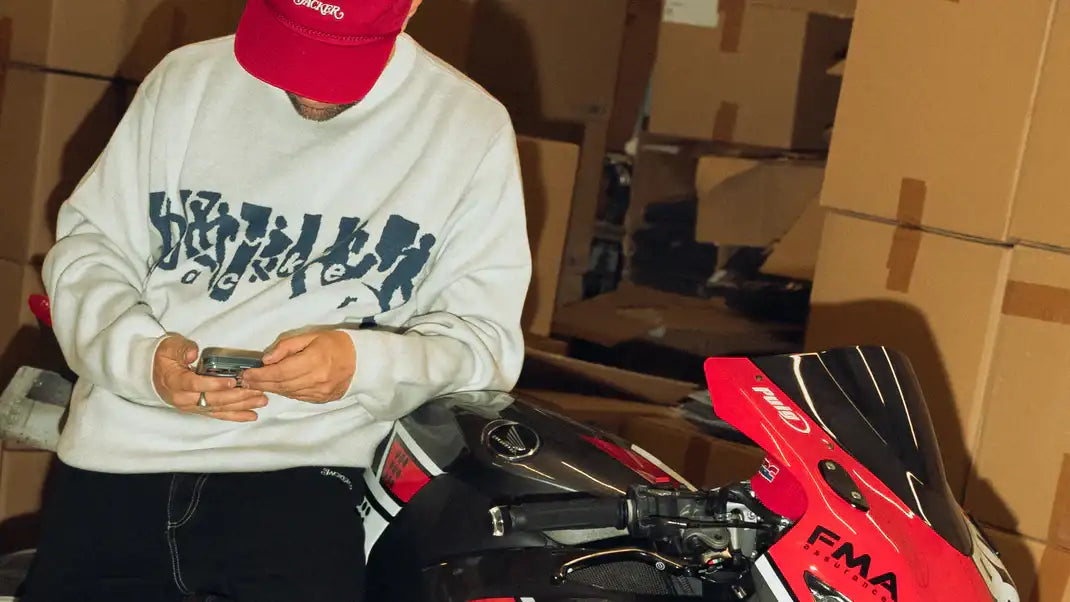Une moto rouge et noire avec un design élégant et sportif arborant une marque 'fma' proéminente sur son carénage.