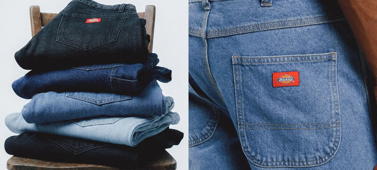 Pile de jeans en denim Dickies dans diverses nuances allant de l’indigo foncé au bleu clair, avec une couture classique et un écusson de marque rouge sur la poche arrière.