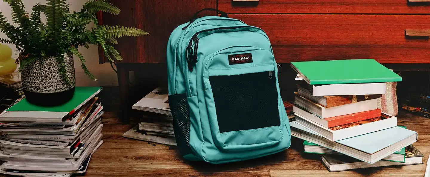 Un sac à dos turquoise avec des accents noirs.